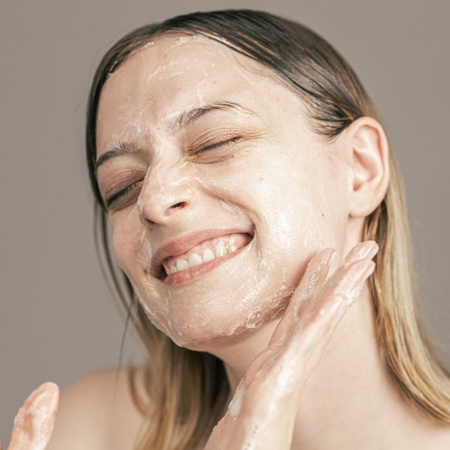 Saszetka Nawilżająca dermoemulsja do mycia twarzy z glukonolaktonem, ektoiną i kompleksem mikrobiotycznym